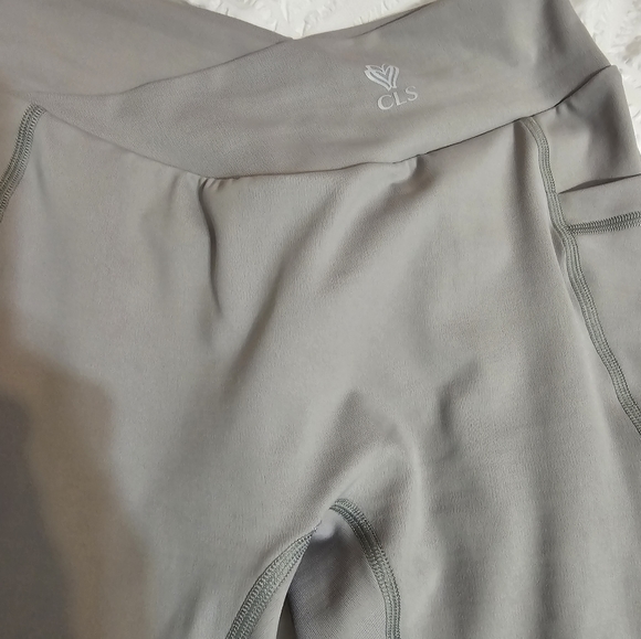 CLS SPORTSWEAR V back pocket leggings with srunch butt . - Picture 9 of 10